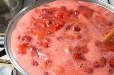 1. Этап. Клубничное варенье из крупной клубники: И варим минут 7 после закипания, снимая пену. Такое варенье будет жидким, но зато в нем сохранится больше полезностей. Если вы хотите густое варенье, варим его 5 минут, отставляем на 4-5 часов, затем опять варим 5 минут. Остужаем, и в последний раз варим до нужной густоты.