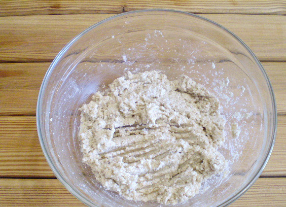 1. Этап. Печенье для диабетиков: 4. Добавляем чуточку воды, только чтобы тесто стало более вязким, но не жидким!