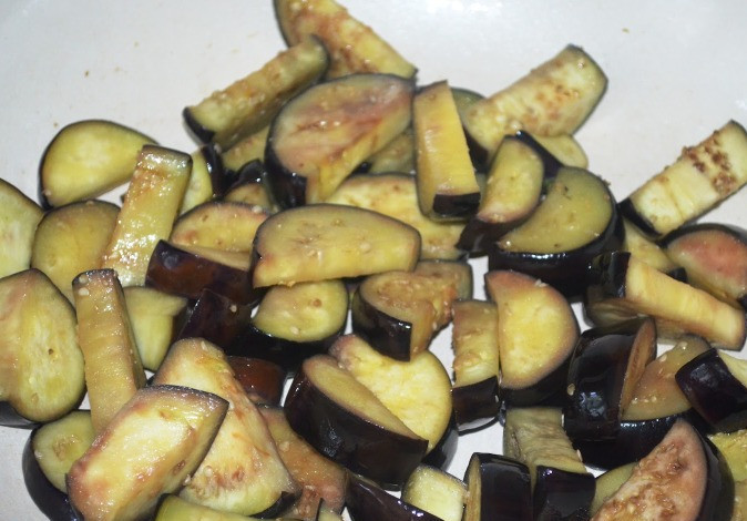 1. Этап. Соте из баклажанов и кабачков: В оставшемся масле обжарьте баклажаны.
