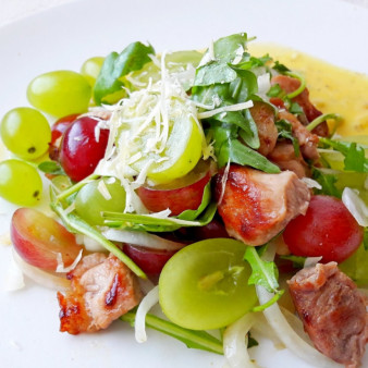 Вкусный салат с виноградом, мясом и рукколой в восточном стиле