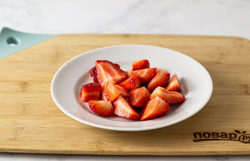 1. Этап. Клубнично-банановое мороженое: Клубнику помойте, удалите хвостики и разрежьте на 2-4 части.