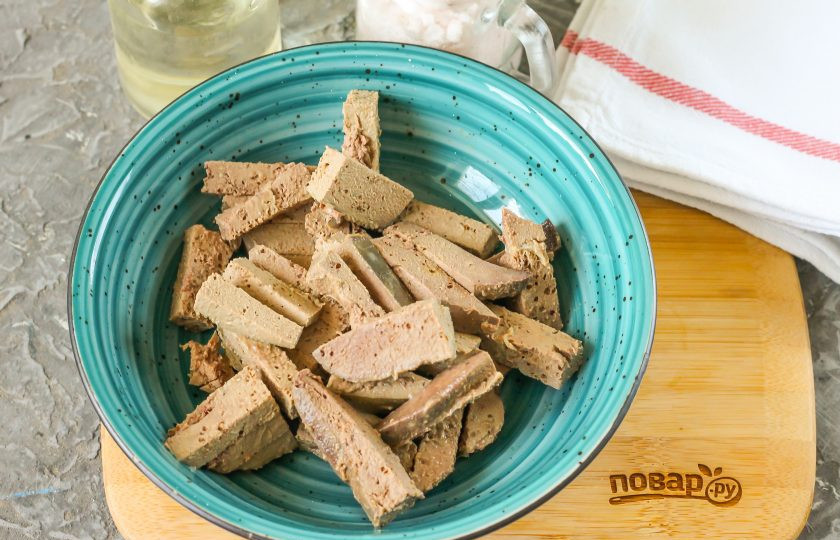 1. Этап. Салат Омлетный: Отварную печень нарежьте брусочками или кубиками. Выложите нарезку в глубокую тарелку.