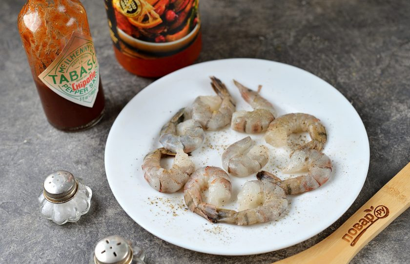 1. Этап. Креветки с манговым соусом: Хвосты тигровых креветок почистите от панциря, хвостик можно оставить для украшения. Не забудьте удалить кишечник. Креветки посолите и поперчите по вкусу.