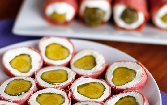 1. Этап. Оригинальные рулетики с сыром и огурцом: 4. Перед подачей нарежьте кружочками. Вот такие оригинальные рулетики с сыром и огурцом получились. Приятного аппетита!