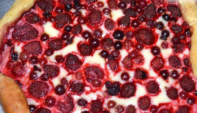 1. Этап. Итальянский пирог с клубникой: Готовый пирог лучше разрезать, когда остынет.