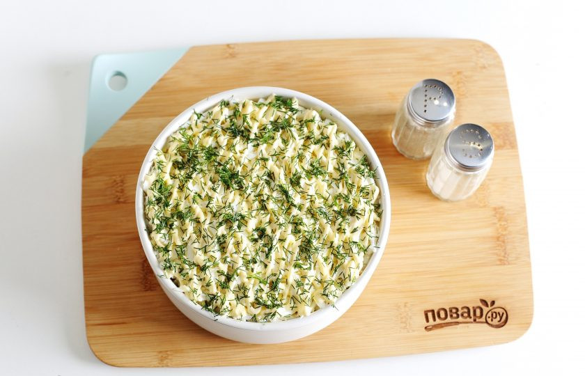 1. Этап. Салат с копченой грудкой и сыром: Посолите и поперчите яйца по вкусу. Сверху сделайте сеточку из майонеза и украсьте салат зеленью.