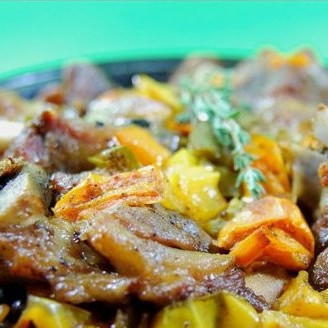 Баранина с овощами в тажине