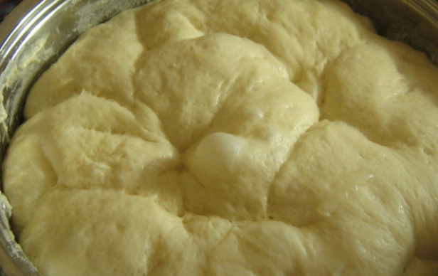 1. Этап. Бабушкины пирожки (самые вкусные): Тесто накрываем полотенцем и ставим в теплое место для подъема на 1-2 часа.