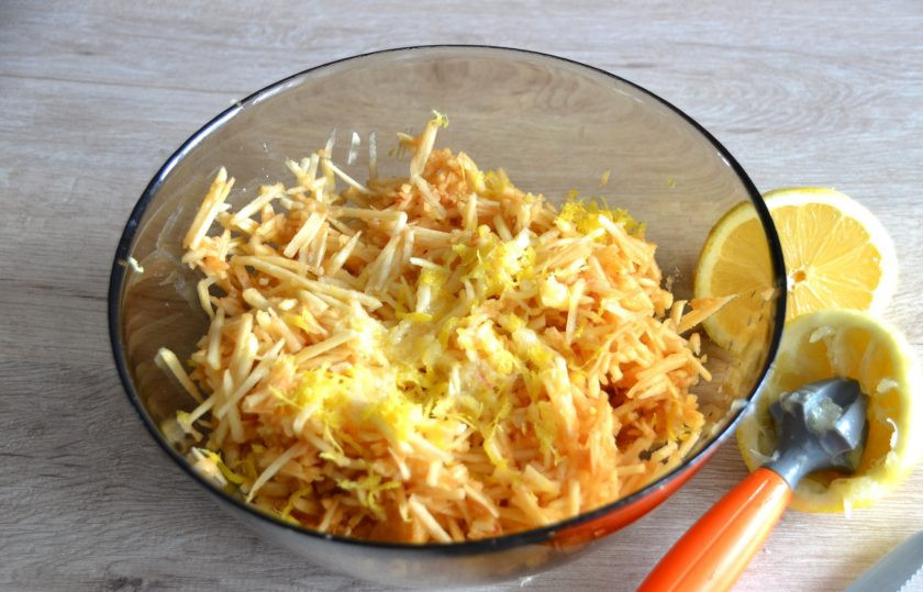 1. Этап. Польский пирог с яблоками и безе: Добавьте к натертым яблокам сок половины лимона, перемешайте.