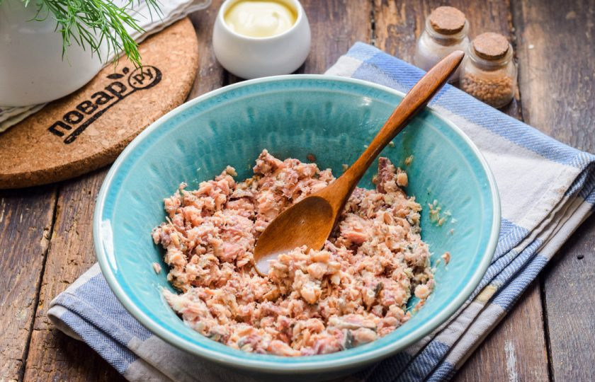 1. Этап. Салат из консервированной сайры: Консервы откройте и слейте жидкость. Разомните рыбу при помощи вилки, переложите в тарелку, в которой будет удобно перемешать все ингредиенты.