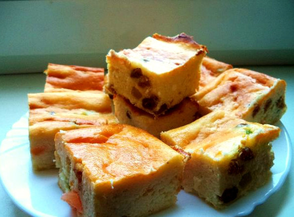 1. Этап. Запеканка с сухофруктами без сахара: Через 20 минут достаю поднос. Все готово! Теперь пусть запеканка немного постоит. Кушать ее лучше не сразу, а минут через 15-20 после приготовления. Приятного аппетита!