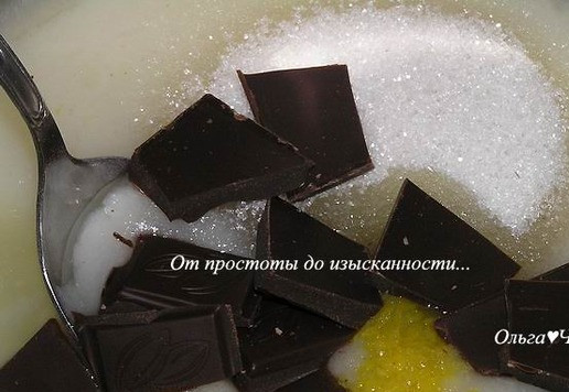 1. Этап. Постный шоколадный торт а-ля Наполеон: Добавьте сок и цедру лимона, сахар, шоколад, поломанный на кусочки, и ванилин.