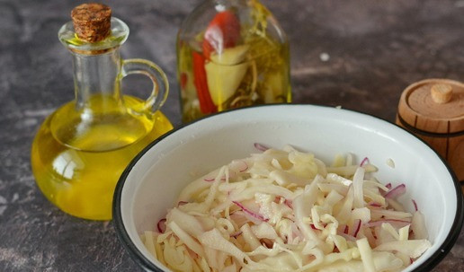 1. Этап. Капустный салат с кукурузой: Слегка помните их руками, чтобы капуста пустила сок. Можно добавить щепотку сахара, если любите более сладкие салаты.