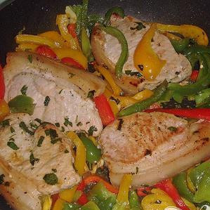 1. Этап. Жареная свинина с перцем: Переложить сладкий перец в сковороду. Добавить остальные ингредиенты, закрыть крышкой. Готовить в течении 10-15 минут