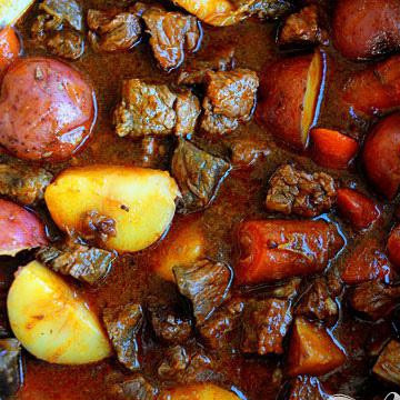 1. Этап. Тушеная говядина с пивом и паприкой: По истечении 30 минут, снимите с плиты, перемешайте и можно сервировать на стол, приукрасив свежей петрушкой. Приятного аппетита.