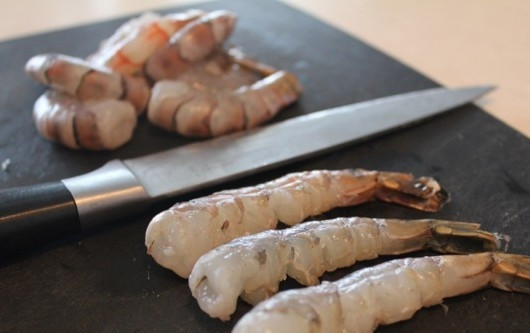 1. Этап. Креветки во фритюре: Чистим креветки, хвостик можно оставить. Не забываем удалить кишечную жилку. Складываем очищенные креветки в миску, посыпаем солью.