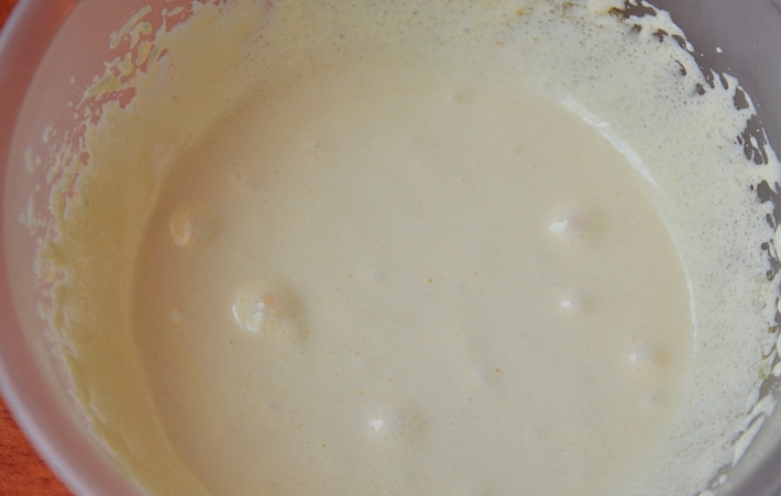 1. Этап. Бисквитный пирог: 1. Включите духовку и разогрейте ее до 180 градусов. В глубокую мисочку вбейте аккуратно отделенные желтки и взбейте их с половиной сахара до бела.