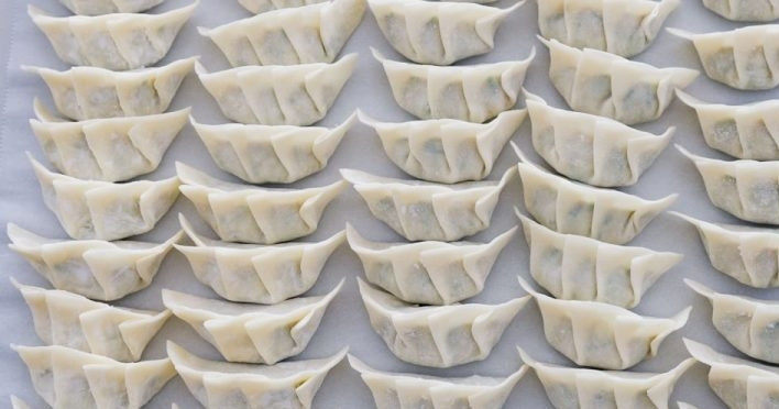 1. Этап. Японские пельмени Гедза с горгонзолой: 4. Возьмите заготовки для пельменей и выложите в центр немного начинки, заверните и защипните хорошенько.