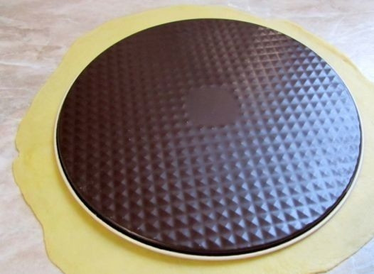 1. Этап. Торт Наполеон с очень вкусным кремом: Каждую часть вырежьте по размеру одной круглой формы.