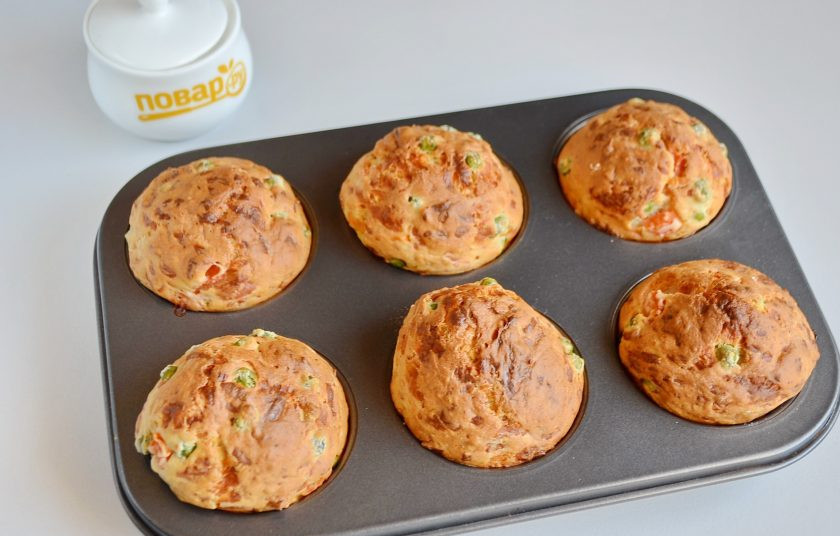 1. Этап. Булочки с брынзой и зеленым горошком: 9. Выпекайте булочки до готовности, примерно минут 30. Проверяйте на готовность бамбуковой палочкой.