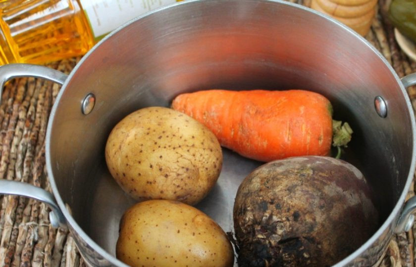 1. Этап. Винегрет с грибами и фасолью: Картофель, свеклу и морковь отвариваем заранее.