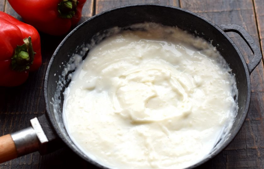 1. Этап. Жюльен в болгарском перце: Параллельно приготовьте соус. Муку обжарьте на сухой сковороде до кремового цвета, часто помешивая ее лопаткой. Затем добавьте сливочное масло, перемешивайте до однородного состояния. Влейте теплые сливки, постоянно перемешивайте, чтобы не было комков, посолите по вкусу. Когда соус загустеет, снимите с плиты.