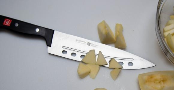 1. Этап. Быстрая яблочная шарлотка: Яблоки помойте, почистите и порежьте средним кубиком.