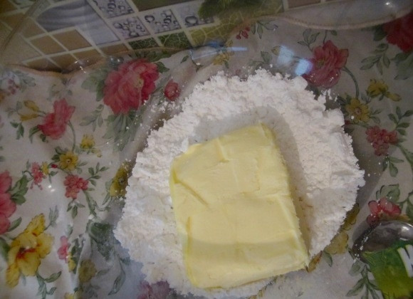 1. Этап. Вкусный крем для торта: Масло с пудрой перемешайте миксером до единой консистенции.