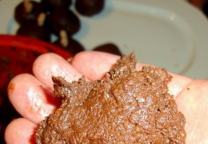 1. Этап. Картошка из печенья: Полученную смесь добавьте к толченым печенью и вафлям. Смешайте все ингредиенты, масса должна получиться довольно плотной. Скатайте руками шарики, обваляйте их в кокосовой стружке и какао. Положите в холодильник на пару часов, чтобы пирожные застыли.