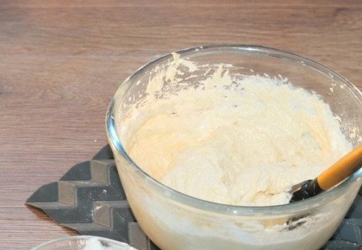 1. Этап. Ванильный кекс с малиновой пропиткой: 6. Затем 1/2 часть сметаны, перемешиваем. Далее 1/3 часть мучной смеси, перемешиваем. Затем сметана 1/2 часть, перемешиваем.