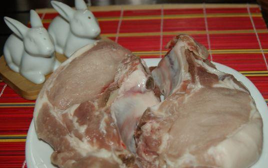 1. Этап. Мясо и любисток: Мясо хорошенько промыть. Просушить и проколоть в нескольких местах и сделать внутренний надрез (карман для начинки) при помощи ножа.