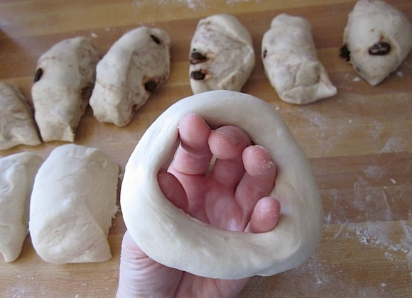 1. Этап. Вкусные бублики: 10. Осторожно растяните маленькую дырочку, чтобы получилась большая.