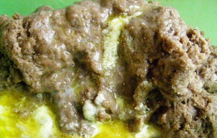 1. Этап. Коврижка 80-х годов: Растопленное масло смешайте с разведенной содой. Смесь добавьте к тесту.