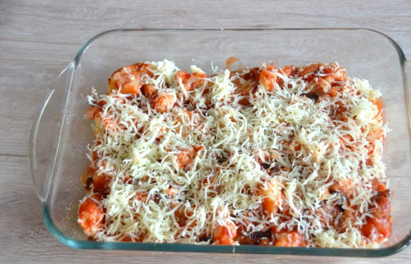 1. Этап. Цветная капуста по-итальянски: Посыпьте тертым сыром, запекайте при температуре 180 градусов примерно 20 минут.