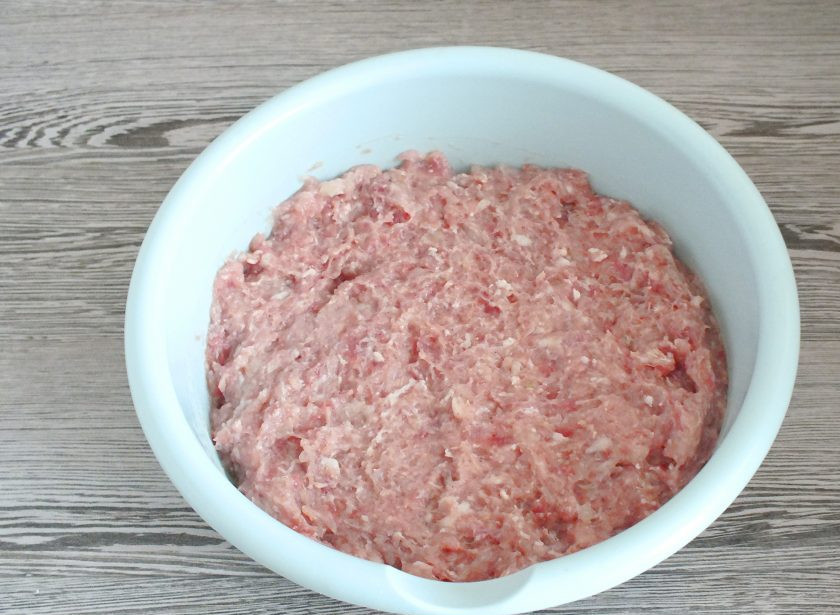 1. Этап. Пельмени из трёх видов мяса: Приготовьте фарш. Через мясорубку со средней решеткой прокрутите лук, говядину, свинину и куриное филе.