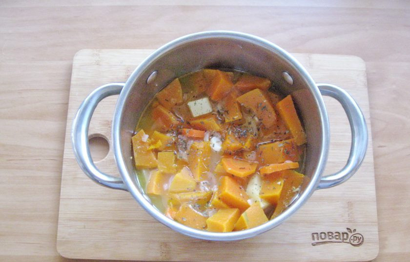 1. Этап. Тыквенный суп с мясом краба: Варите овощи до мягкости. Посолите и поперчите по вкусу.