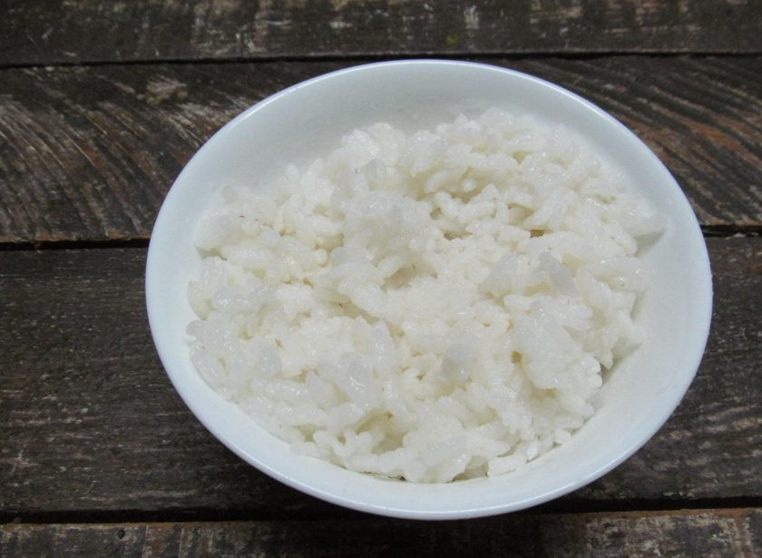 1. Этап. Блинчики с консервированным лососем и рисом: Я сначала готовлю начинку. Отварите заранее рис в подсоленной воде, остудите.