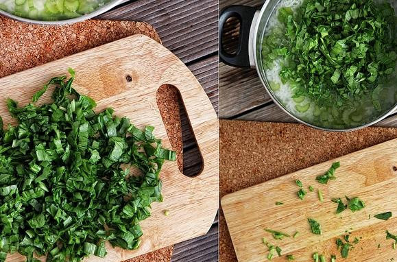 1. Этап. Зеленый суп с щавелем: После того как в суп добавили заправку, добавляем нарезанный щавель, семечки, оливковое масло.