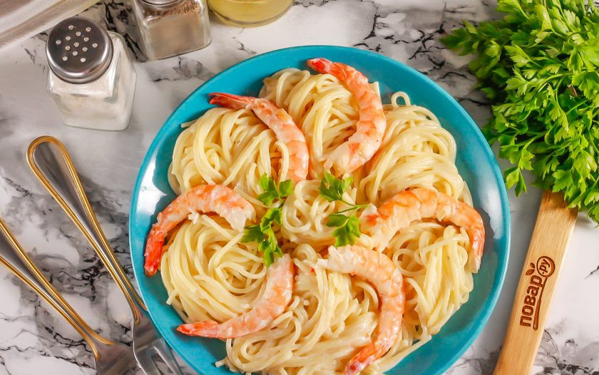 1. Этап. Паста с креветками в сметанном соусе: Выложите ее на тарелки и подайте к столу, украсив петрушкой или укропом.