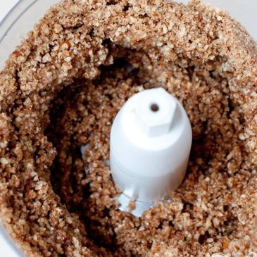 1. Этап. Пирожные с орехами и кокосовой стружкой: 1. Разогреть духовку до 175 градусов. Сбрызнуть противень маслом. Поместить орехи пекан в миску кухонного комбайна и измельчить. Добавить сахар и перемешать, затем влить масло и ваниль. Перемешать до однородности.