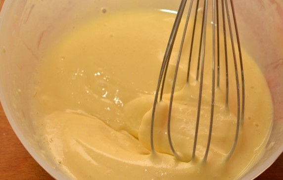 1. Этап. Лук в кляре: Для начала нам необходимо приготовить кляр. Для этого мы насыпаем в глубокую миску муку, вливаем пиво и добавляем яйцо. Солим, перчим и тщательно все перемешиваем при помощи венчика.