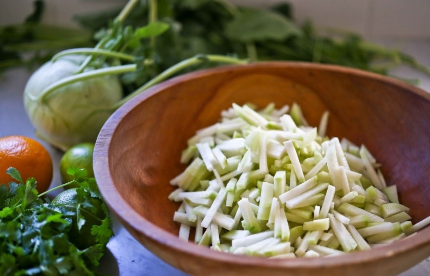 1. Этап. Салат с кольраби и зеленью: Кольраби нарежьте соломкой.