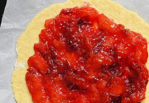 1. Этап. Сконы из цельнозерновой муки со сливой: Выложить сливовую начинку отступив от края 5 см.