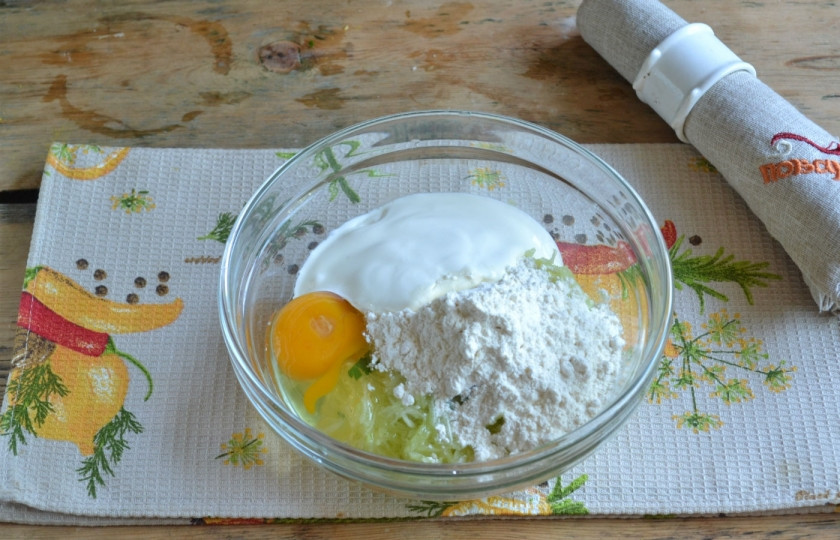 1. Этап. Пышные оладьи из кабачков: Добавьте яйцо, сметану, соль, 2 ст. ложки муки.