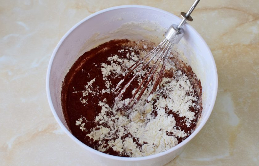 1. Этап. Кекс с вишней в микроволновке: Затем вмешайте в тесто муку с содой и солью. Добавьте какао.