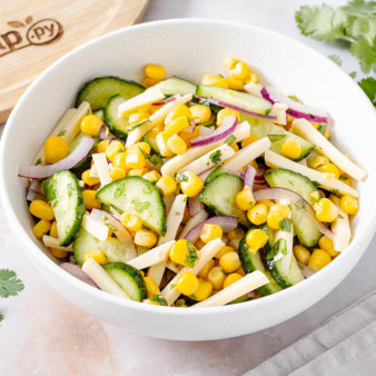 Салат с огурцом, сыром и кукурузой
