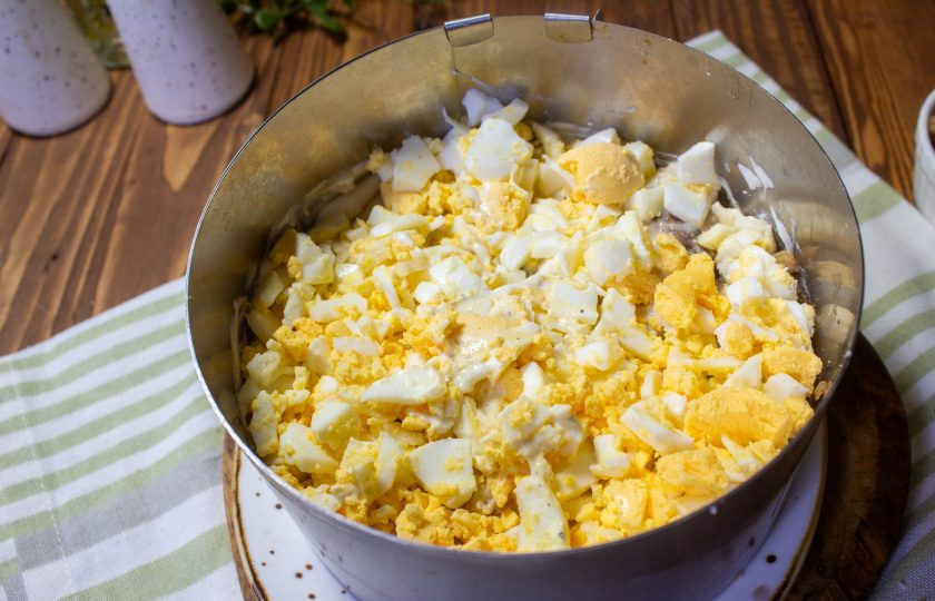 1. Этап. Салат с курицей, грибами и грецким орехом: Затем слой нарезанных яиц. Смажьте майонезом.