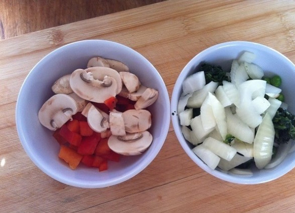 1. Этап. Мини фриттата: 1. Сначала нарежьте слайсами грибы. Перец нашинкуйте мелкими кубиками. Лук нарубите небольшими кусочками.