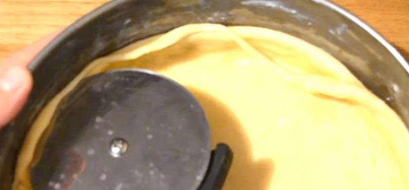 1. Этап. Лимбургский флай: 4. Форму смажьте сливочным маслом и присыпьте манкой, выложите в нее тесто и сформируйте бортики. Оставьте форму с тестом при комнатной температуре на 20-30 минут.