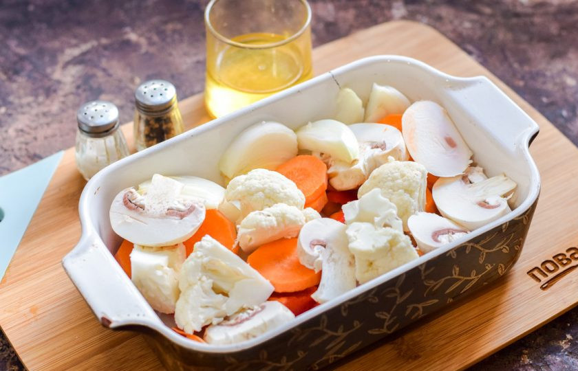 1. Этап. Перепелка с овощами в духовке: Переложите овощи в жаропрочную форму. По вкусу добавьте специи.